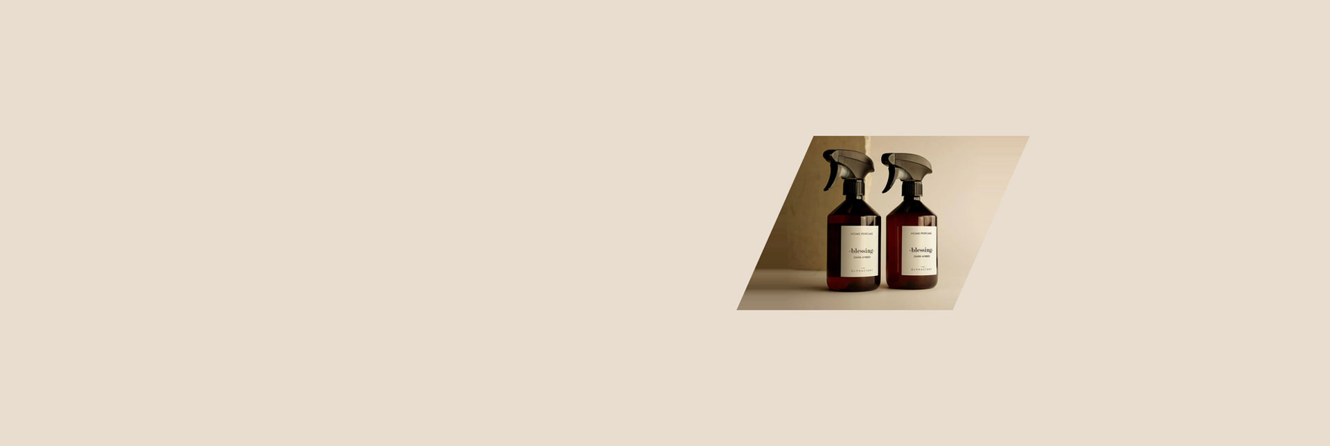Twee amberkleurige parfumflesjes
